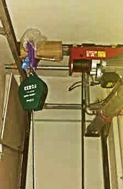 防墜器配合電動(dòng)提升機進(jìn)行吊裝作業(yè)