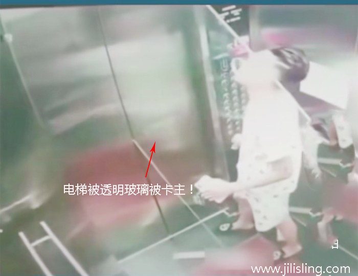 電梯搬運透明玻璃杯卡住