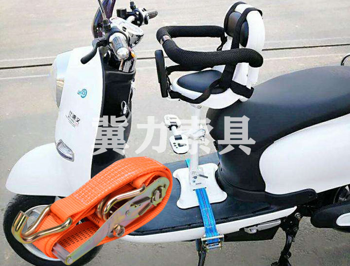 電動(dòng)車(chē)兒童座椅使用捆綁帶捆綁辦法